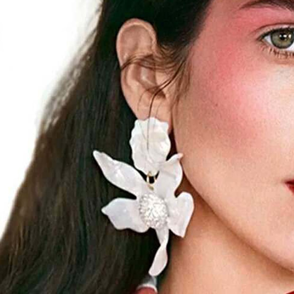 Women'S Exaggerated Fashion White Flower Acrylic Pearl Earrings Material: Acrylic Modeling: Flowers KMT103834077