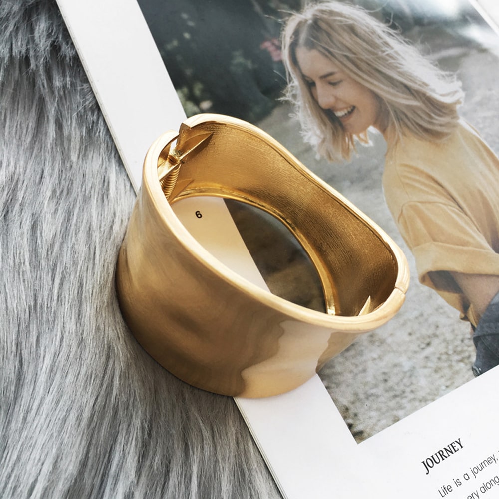 Women's Simple Exaggerated Wide Brim Minimalist Spring Buckle Bracelet Material: Leather, Rhinestones, Boutique Hardware KMT1036011D4